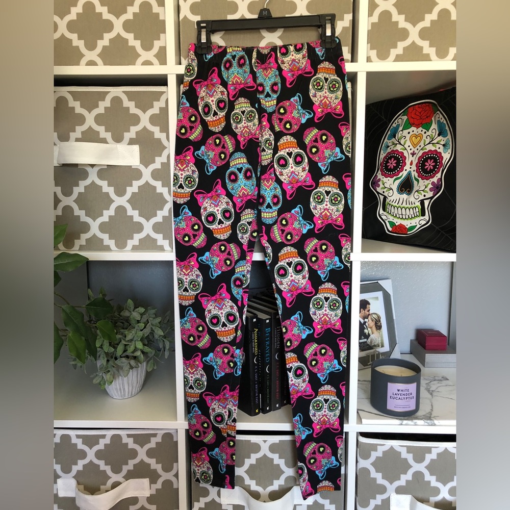 Skull design woman’s size small petite bundle set of 4. - Picture 7 of 11